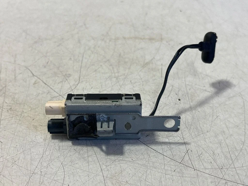 Antenas pastiprinātājs – Tesla Model S (2012-)
