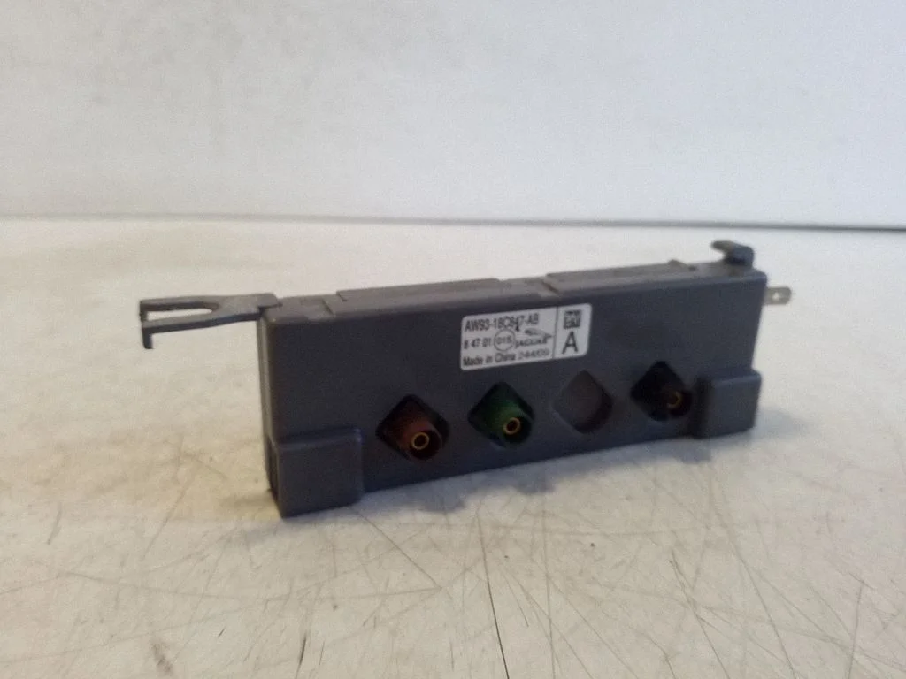 Aerial antenna amplifier – Jaguar XJ X351 (2009-2019)