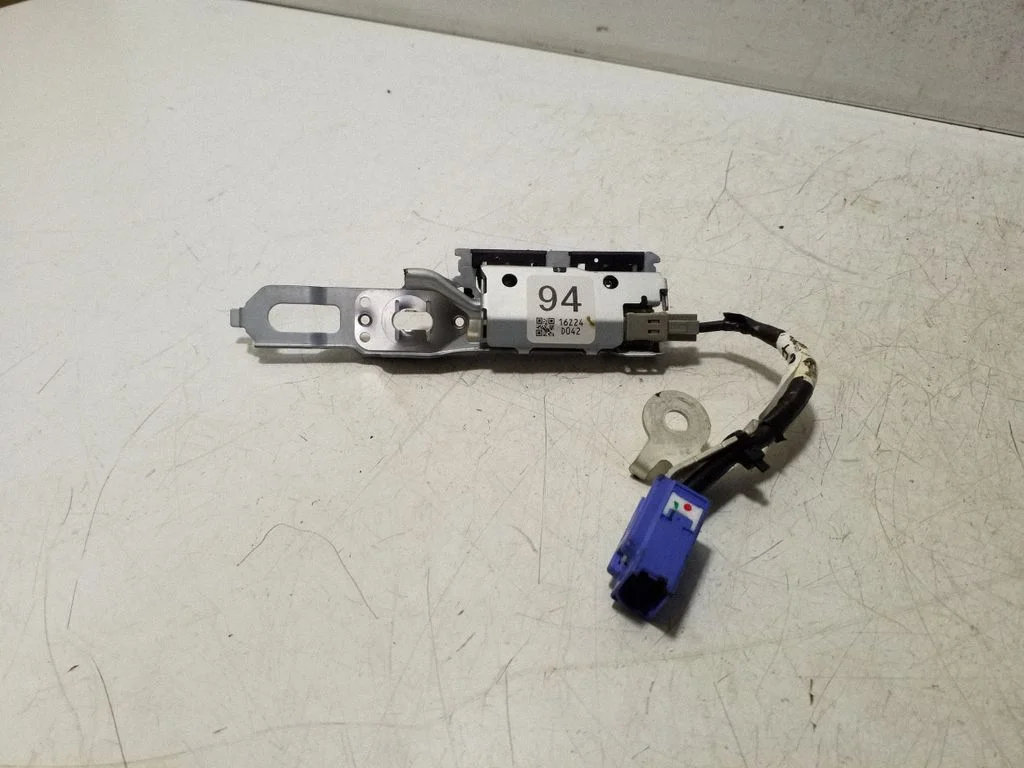 Aerial antenna amplifier – Lexus NX (2014-2021)