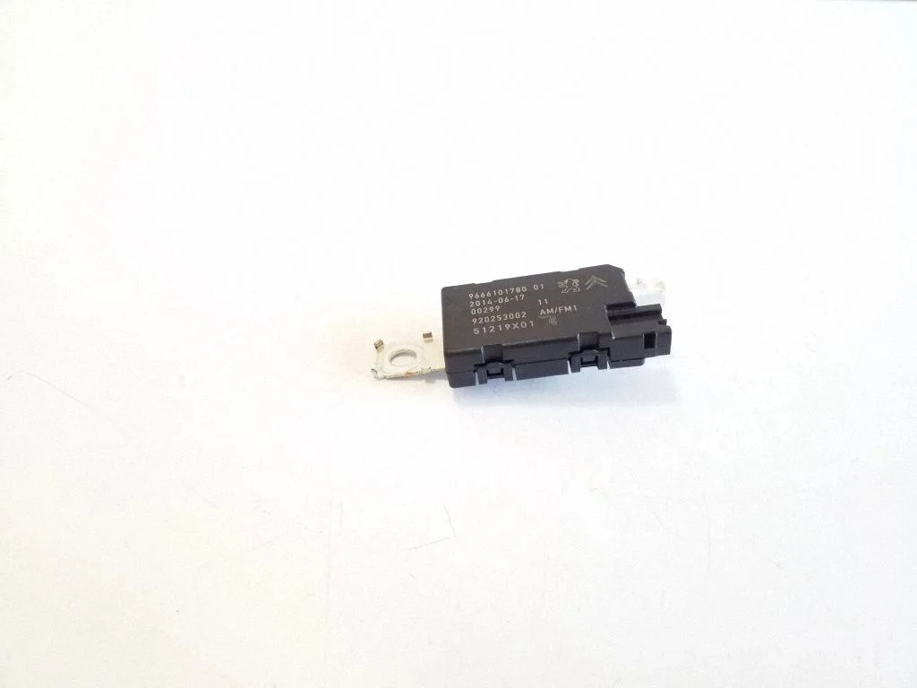 Aerial antenna amplifier – Peugeot 508 RXH (2011-2018)