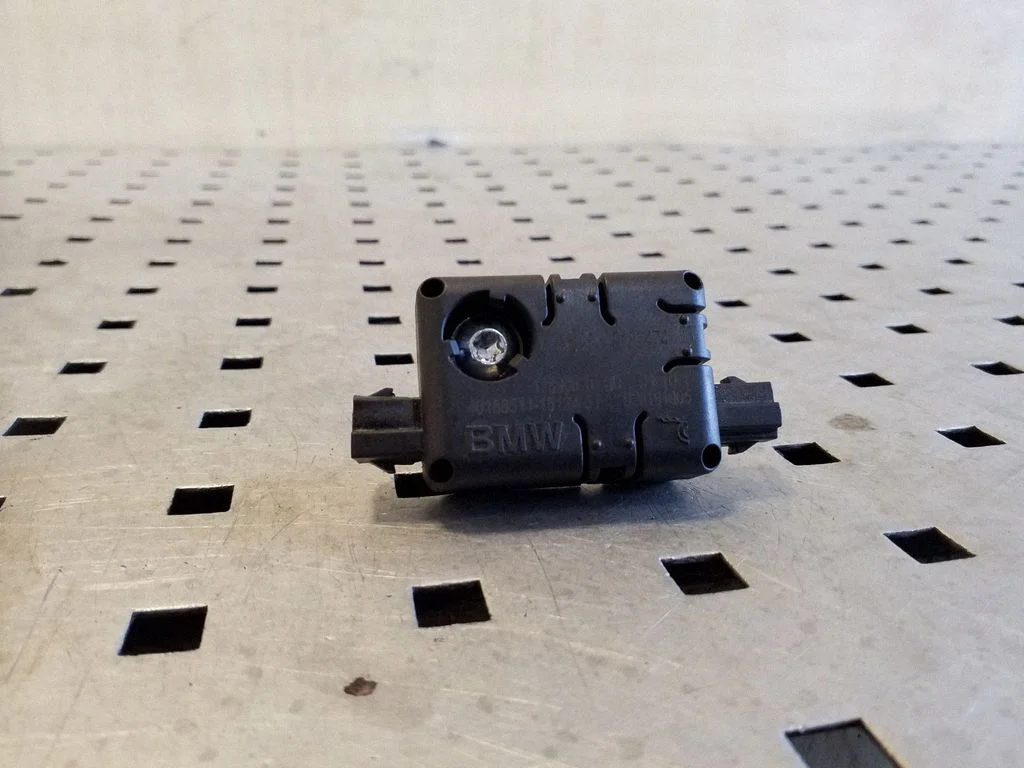 Aerial antenna amplifier – BMW 5 Series F10 F11 (2009-2016)