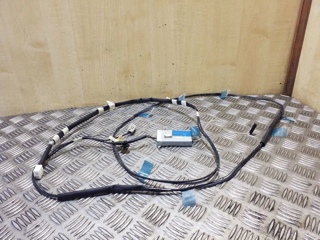 Aerial antenna amplifier – Toyota Avensis T270 (2009-2012)