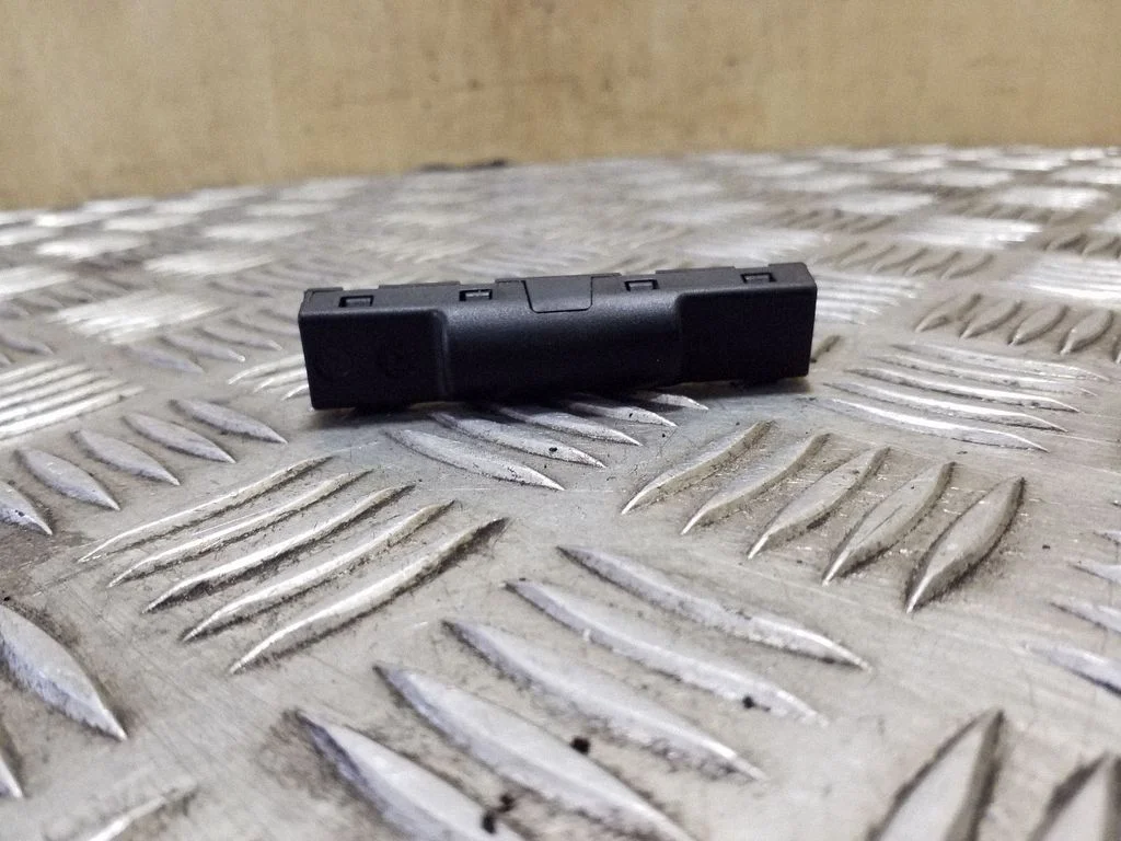 Aerial antenna amplifier – Volkswagen Tiguan (2007-2016)