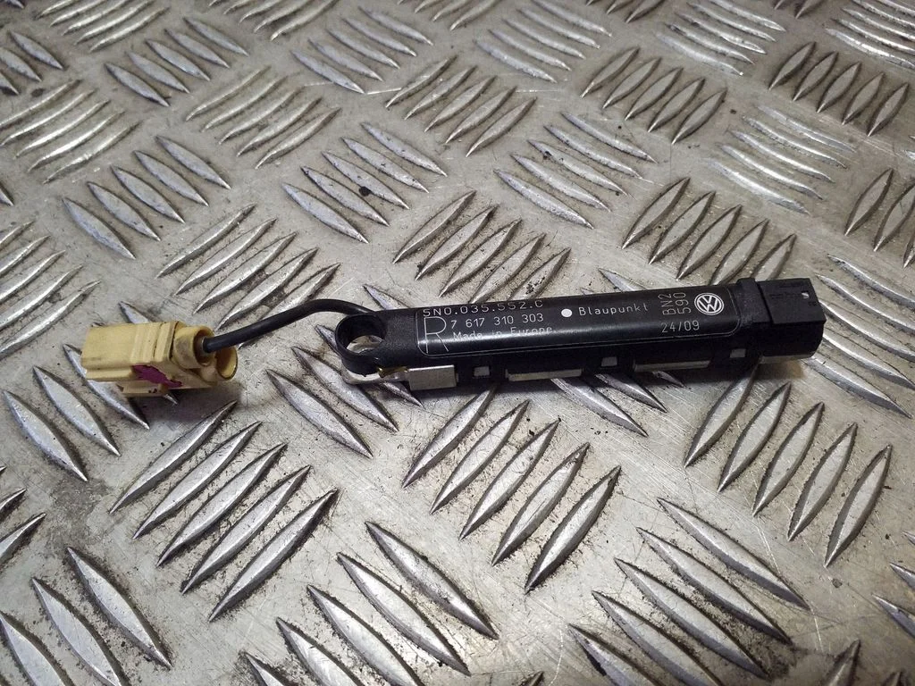 Aerial antenna amplifier – Volkswagen Tiguan (2007-2016)
