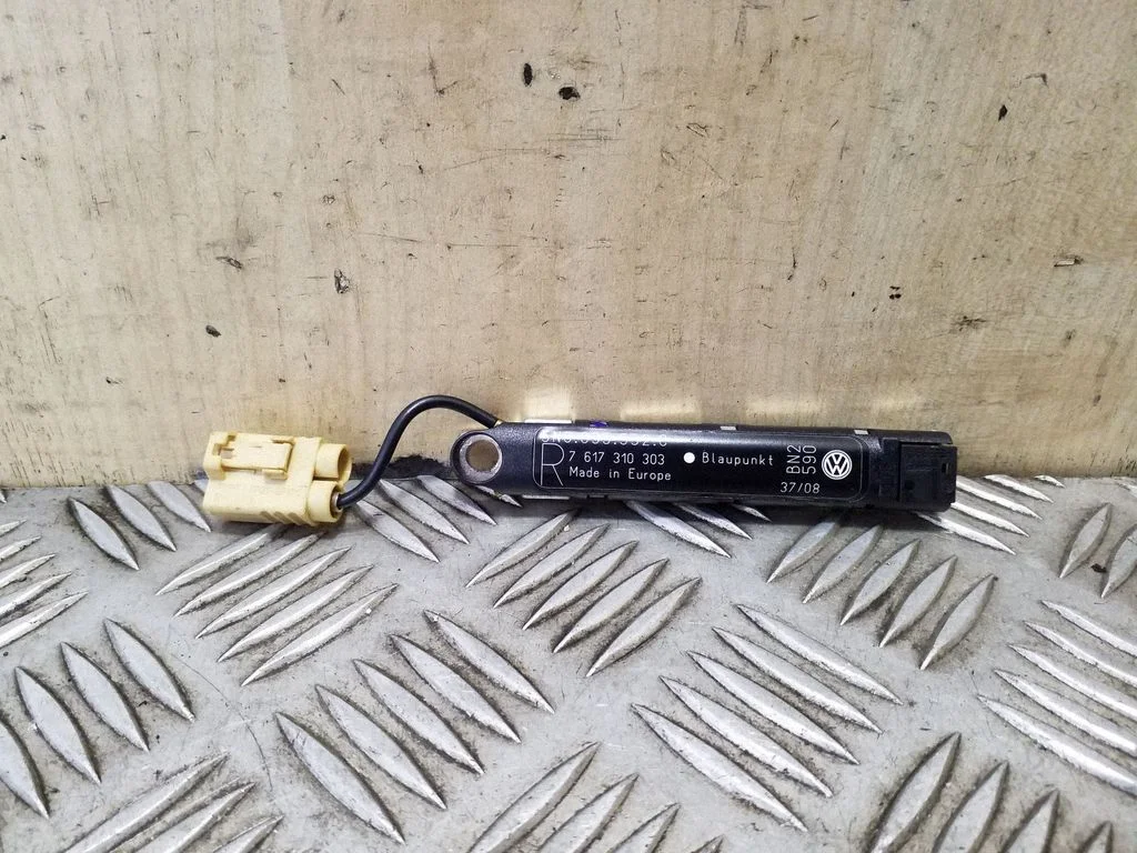 Aerial antenna amplifier – Volkswagen Tiguan (2007-2016)