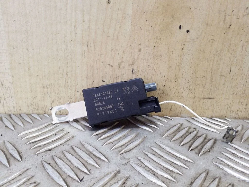 Aerial antenna amplifier 9666101880