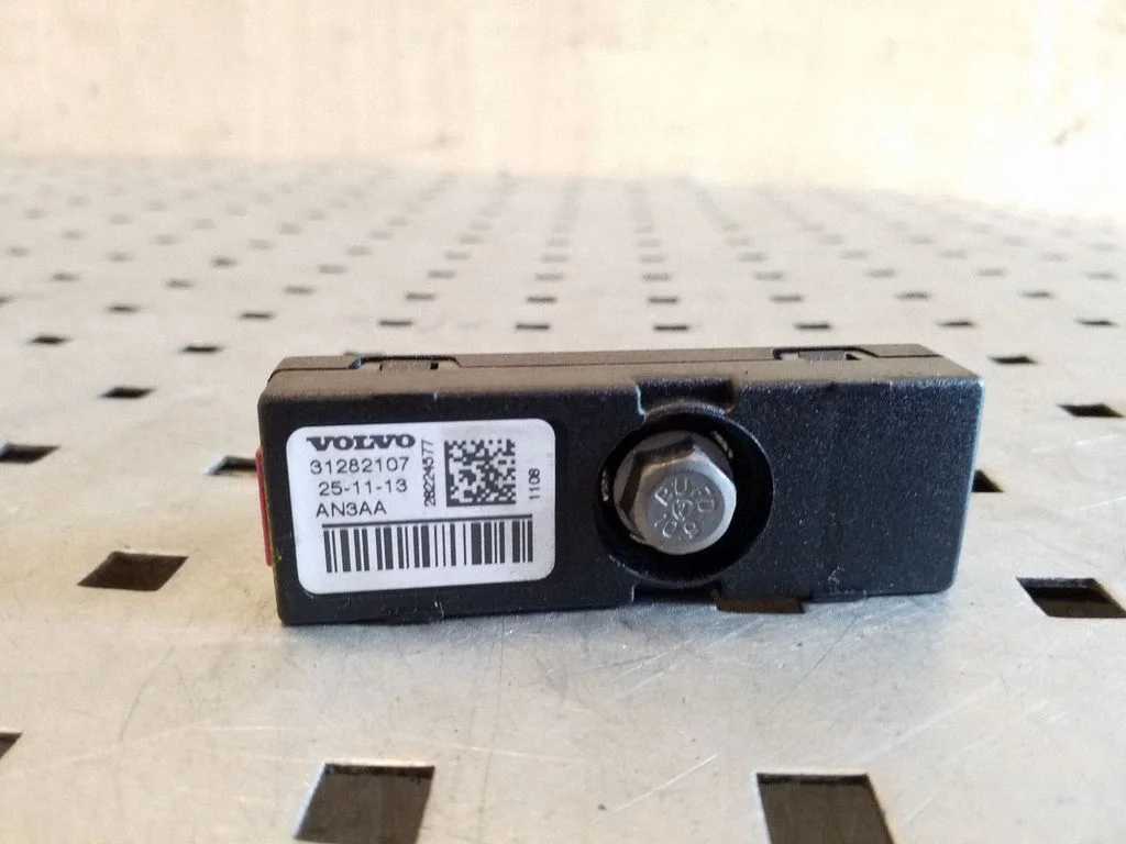 Antenas pastiprinātājs – Volvo V40 (2012-2019)