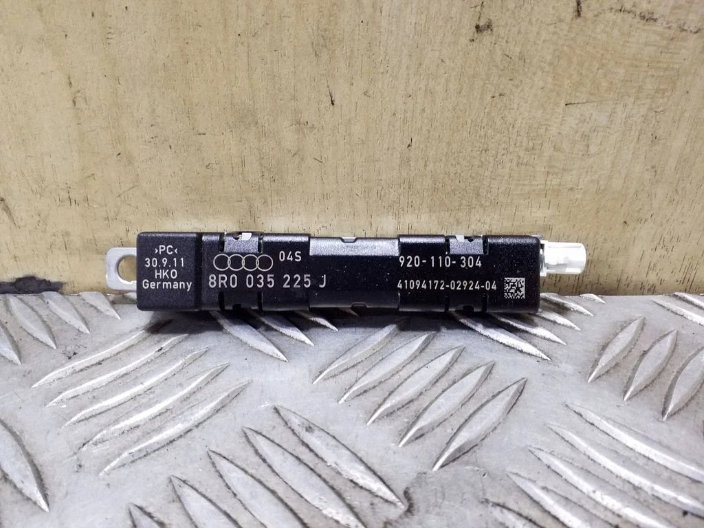 Aerial antenna amplifier – Audi Q5 SQ5 8R (2008-2017)
