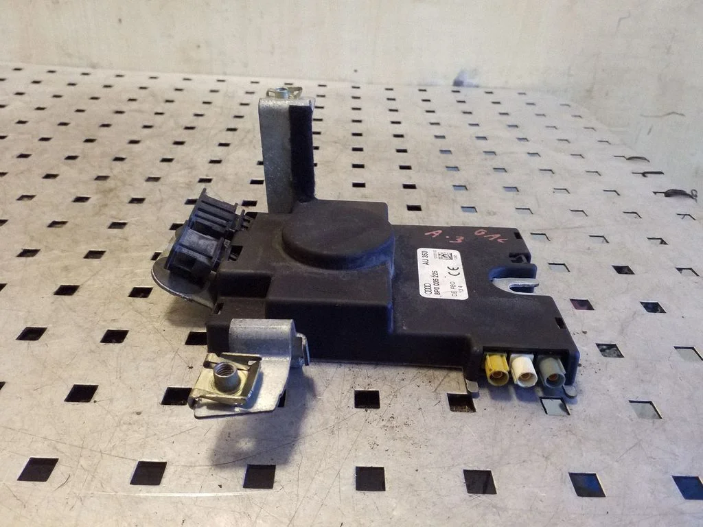 Wzmacniacz antenowy 8P0035225