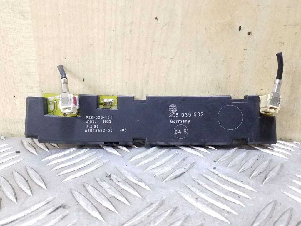 Aerial antenna amplifier – Volkswagen Passat B6 (2005-2010)