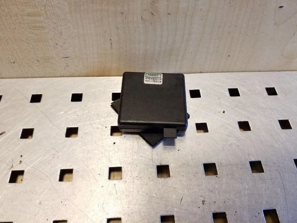 Aerial antenna amplifier – Mitsubishi Outlander (2001-2007)