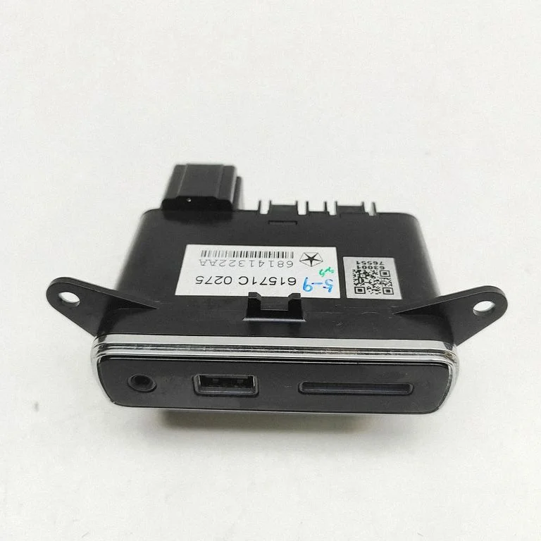 AUX ligzda 68141322AA