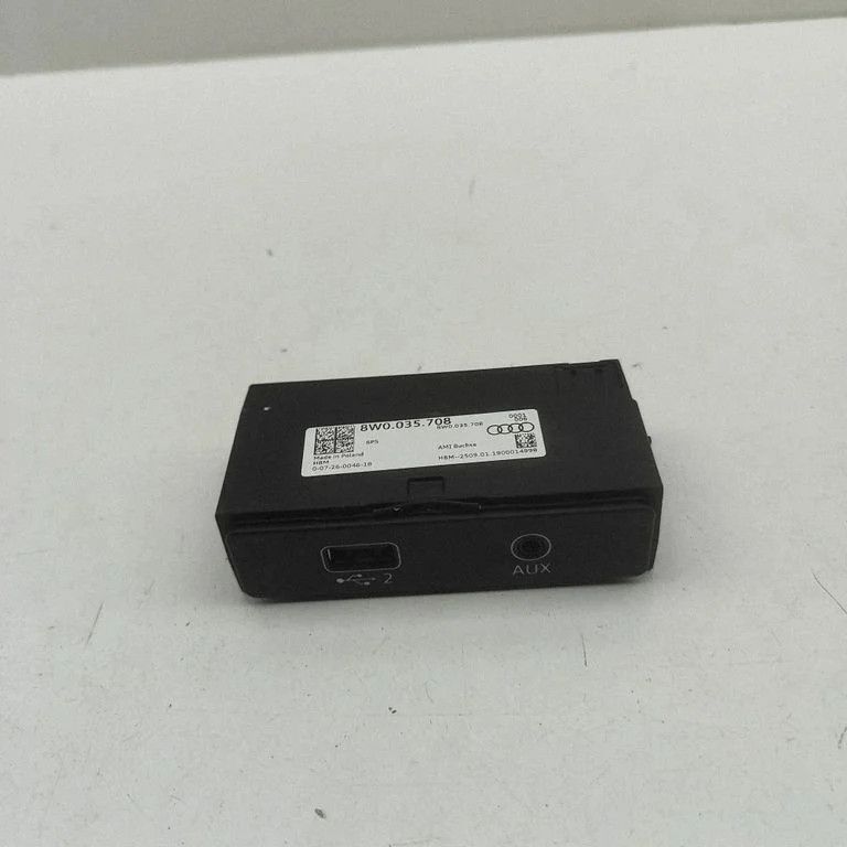 AUX ligzda 8W0035708