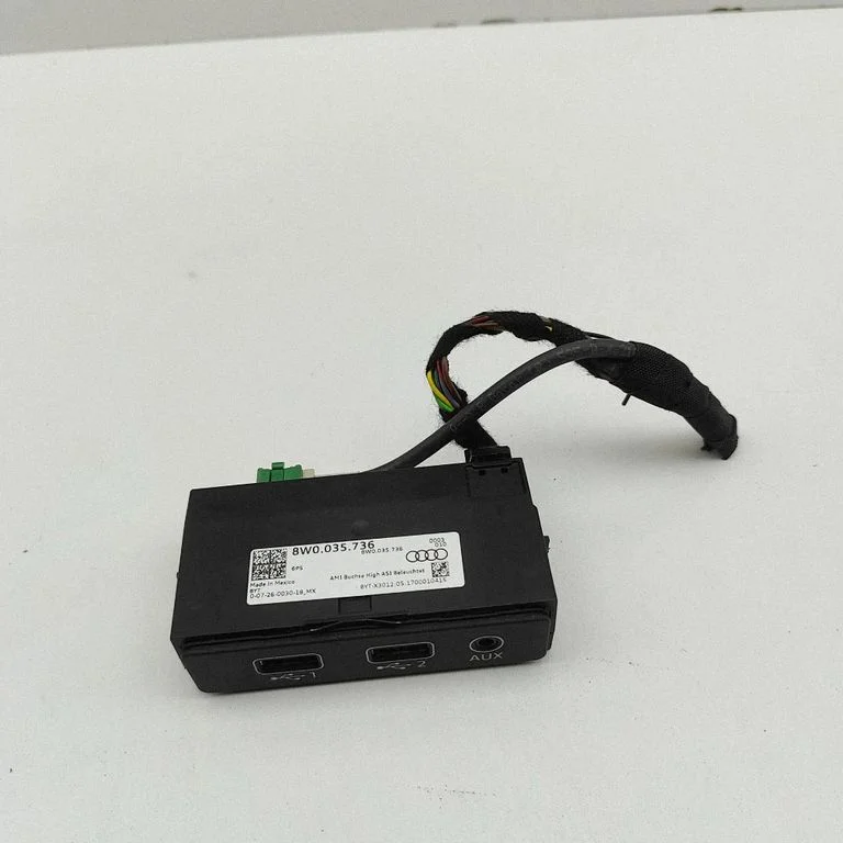 AUX ligzda 8W0035736