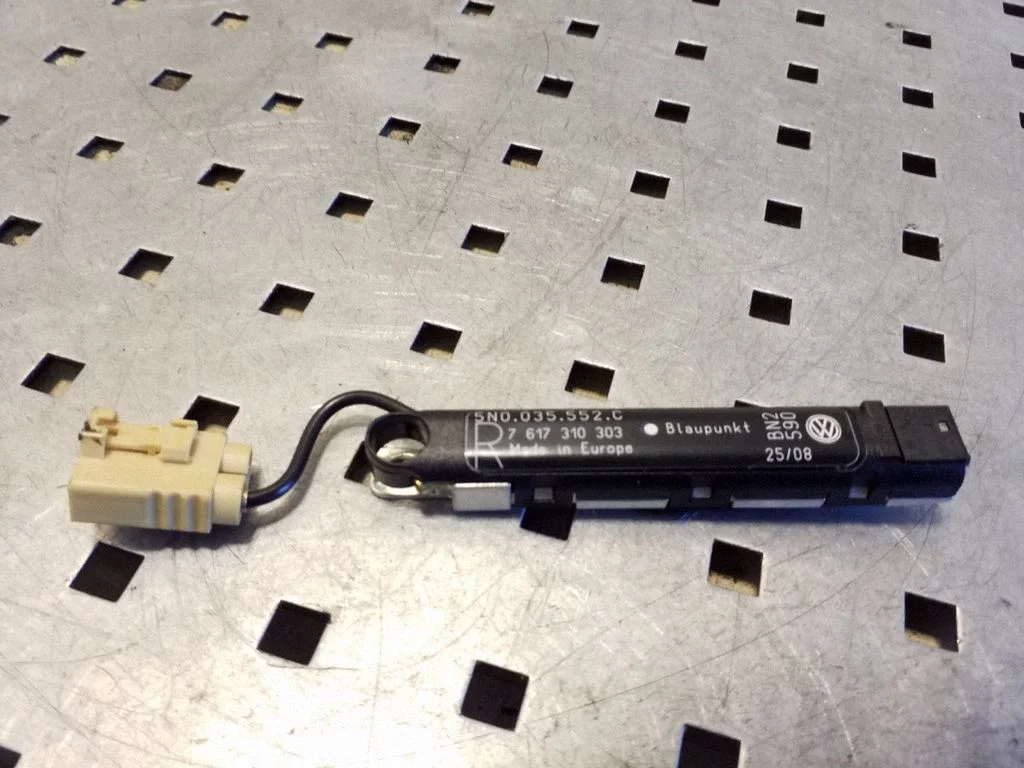 Aerial antenna amplifier – Volkswagen Tiguan (2007-2016)