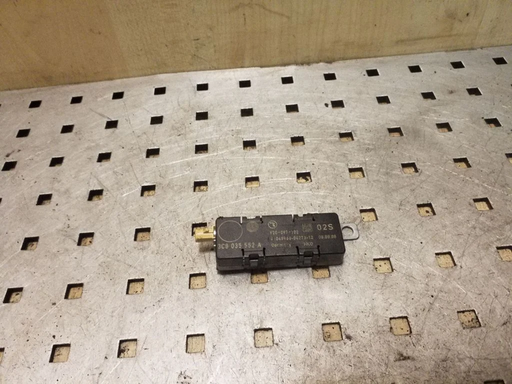 Aerial antenna amplifier – Volkswagen Passat CC (2008-2016)