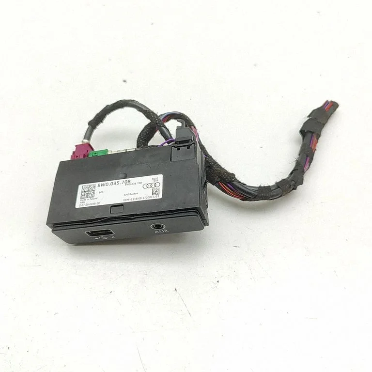 AUX ligzda 8W0035708