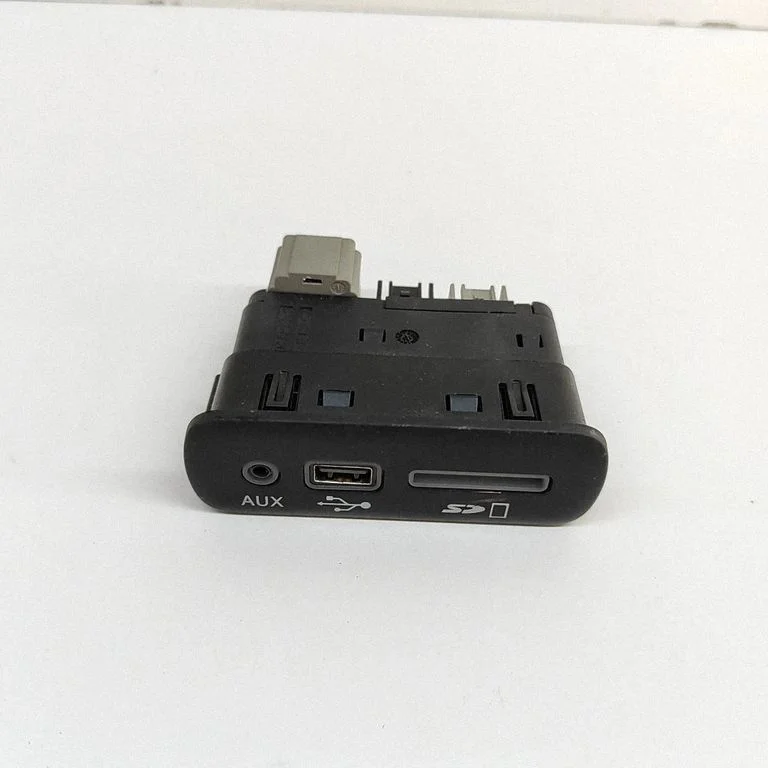 AUX ligzda 68332335AB