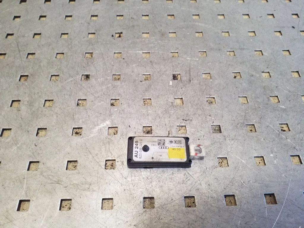 Wzmacniacz antenowy 8Z0035225C