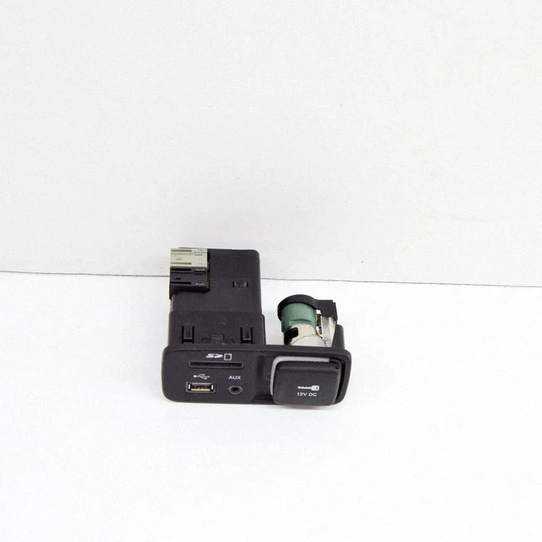 AUX ligzda 68146071AC