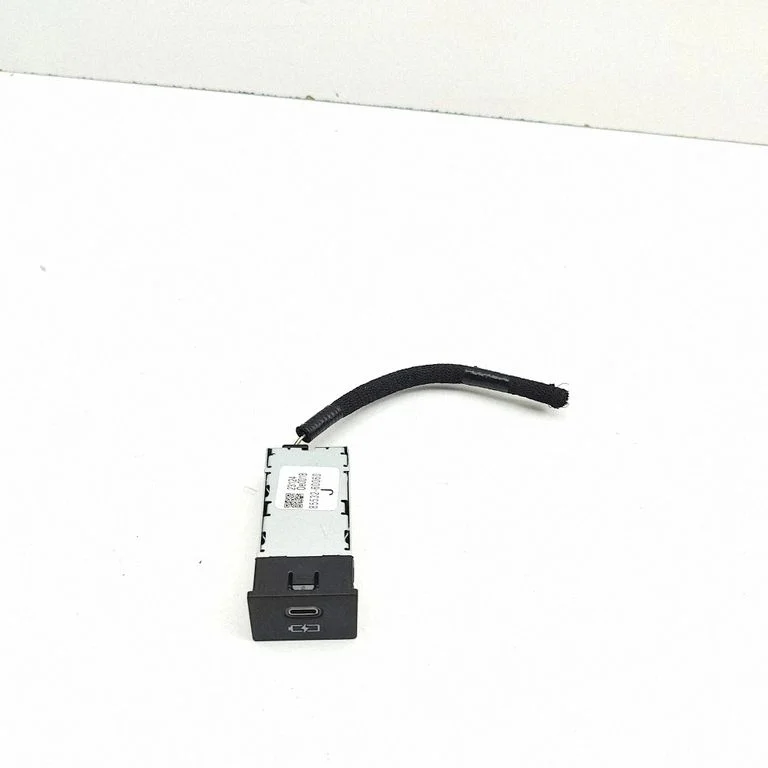 USB ligzda – Toyota Land Cruiser J250 (2024-)