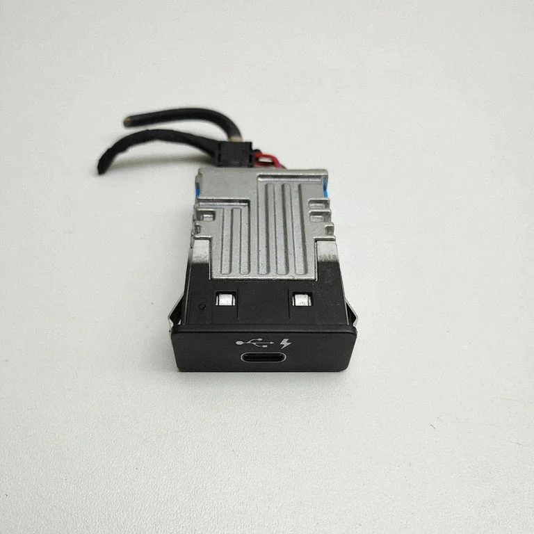 USB ligzda – BMW Series 4 M4 G82 G83 (2020-)