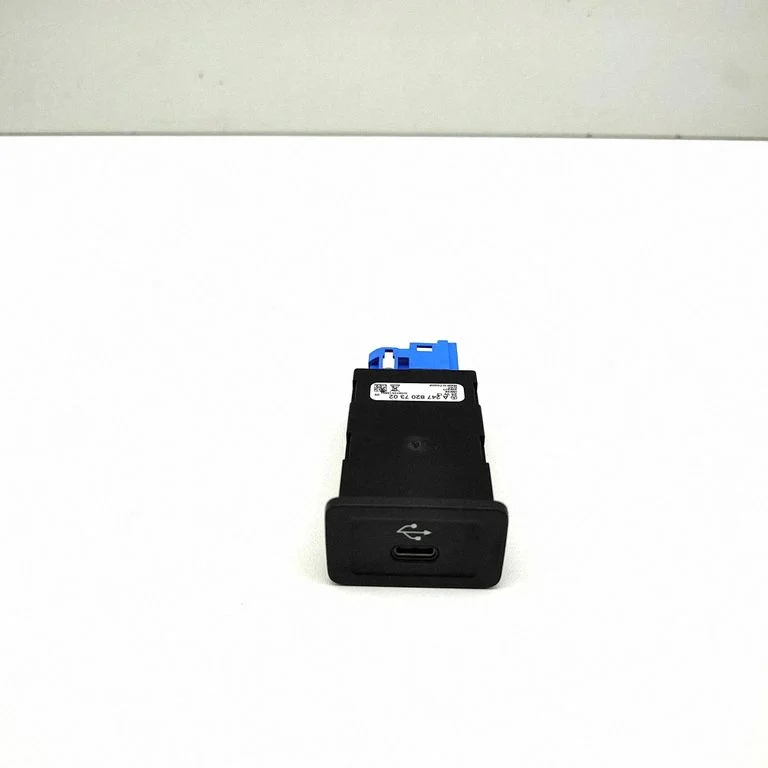 USB ligzda – Mercedes-Benz EQA (2021-)