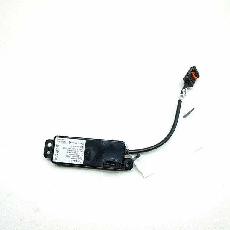 USB ligzda – Tesla Model Y (2020-)