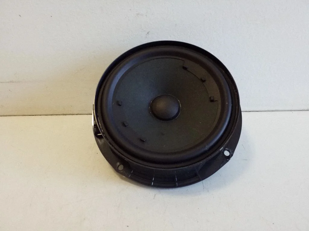 Skaļrunis (-ņi) priekšējās durvīs 5G0035453G