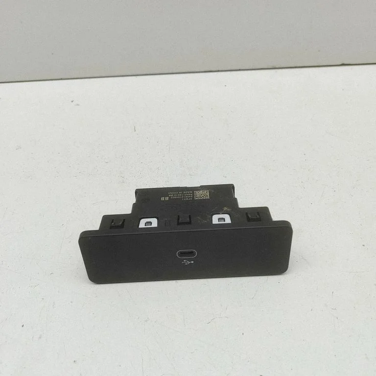 USB socket connector R8A219010BB
