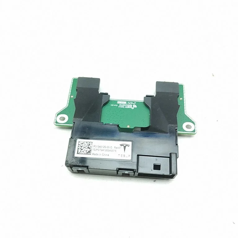 USB-pesa – Tesla Model Y (2020-)