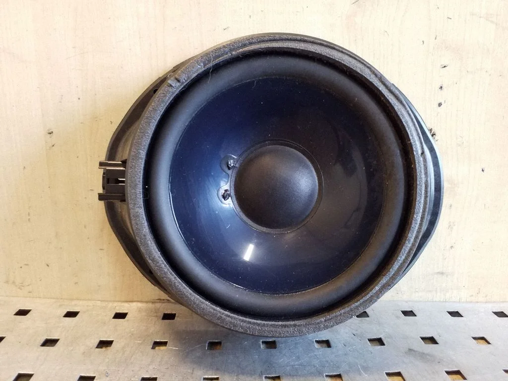 Skaļrunis (-ņi) priekšējās durvīs 3M5T18808DD