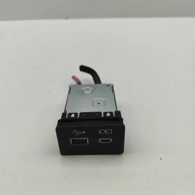 USB ligzda – Lexus NX (2021-)