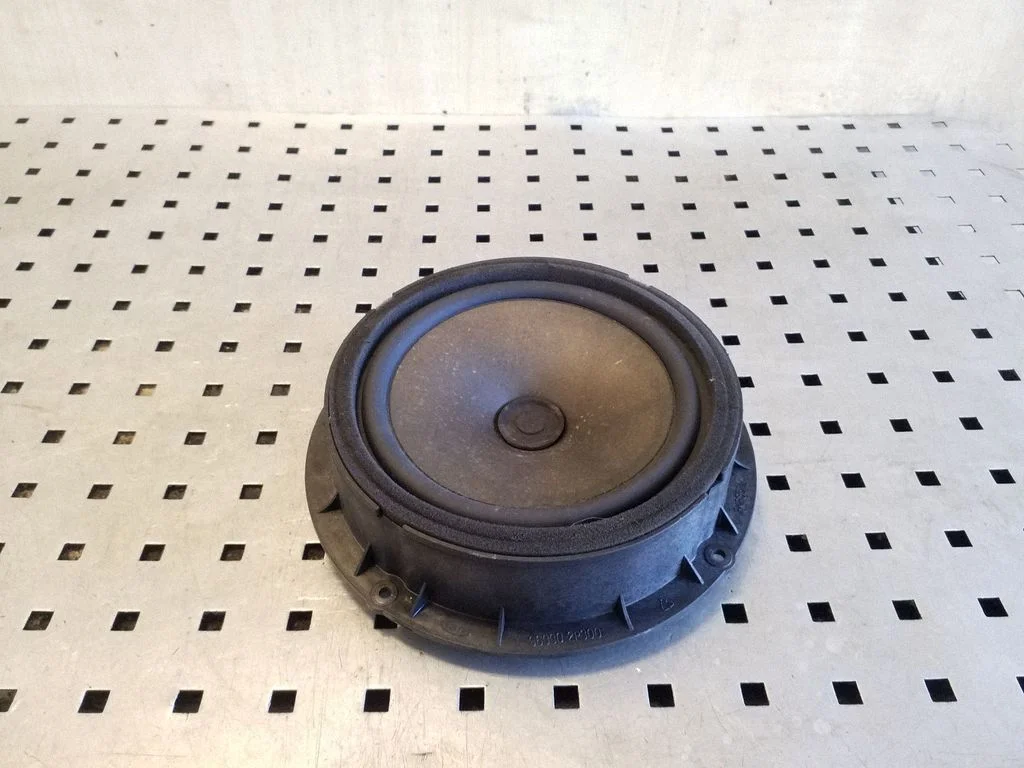Skaļrunis (-ņi) priekšējās durvīs 963302P300