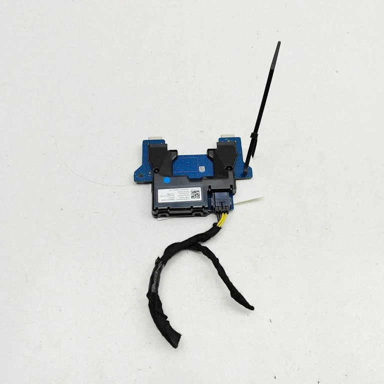 USB ligzda – Tesla Model S (2012-)