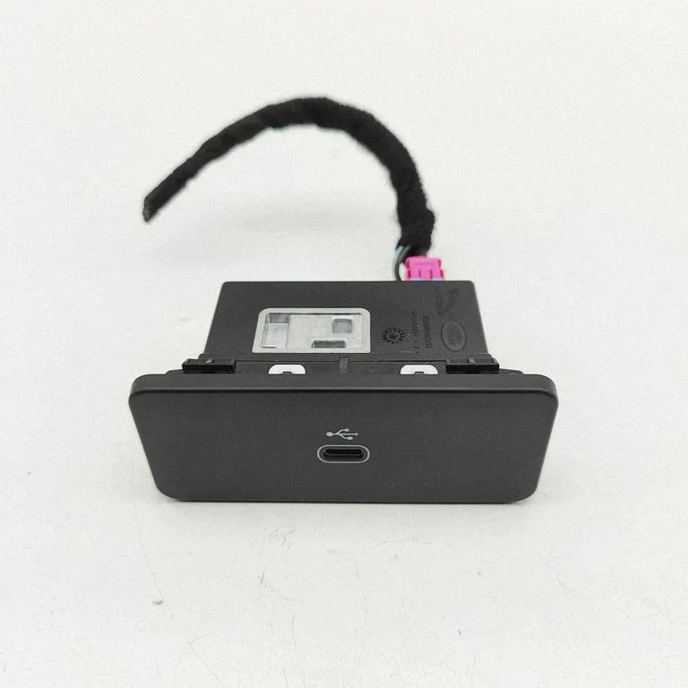 Gniazdo USB R8A219010CA