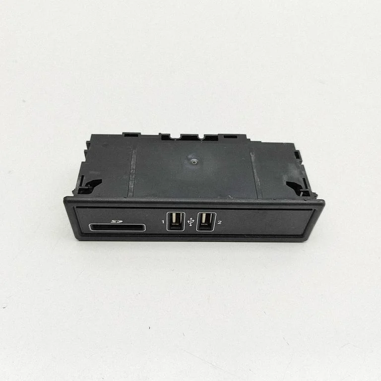 USB ligzda – Mercedes-Benz E klase W238 (2017-)