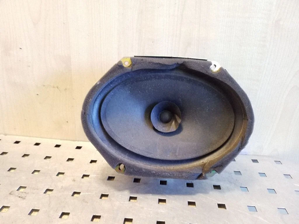 Skaļrunis (-ņi) priekšējās durvīs G07B66960A