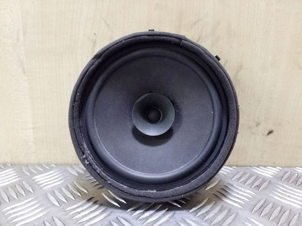 Skaļrunis (-ņi) priekšējās durvīs 8720A017