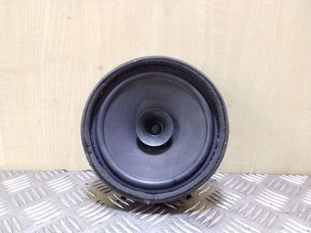 Skaļrunis (-ņi) priekšējās durvīs 8720A017