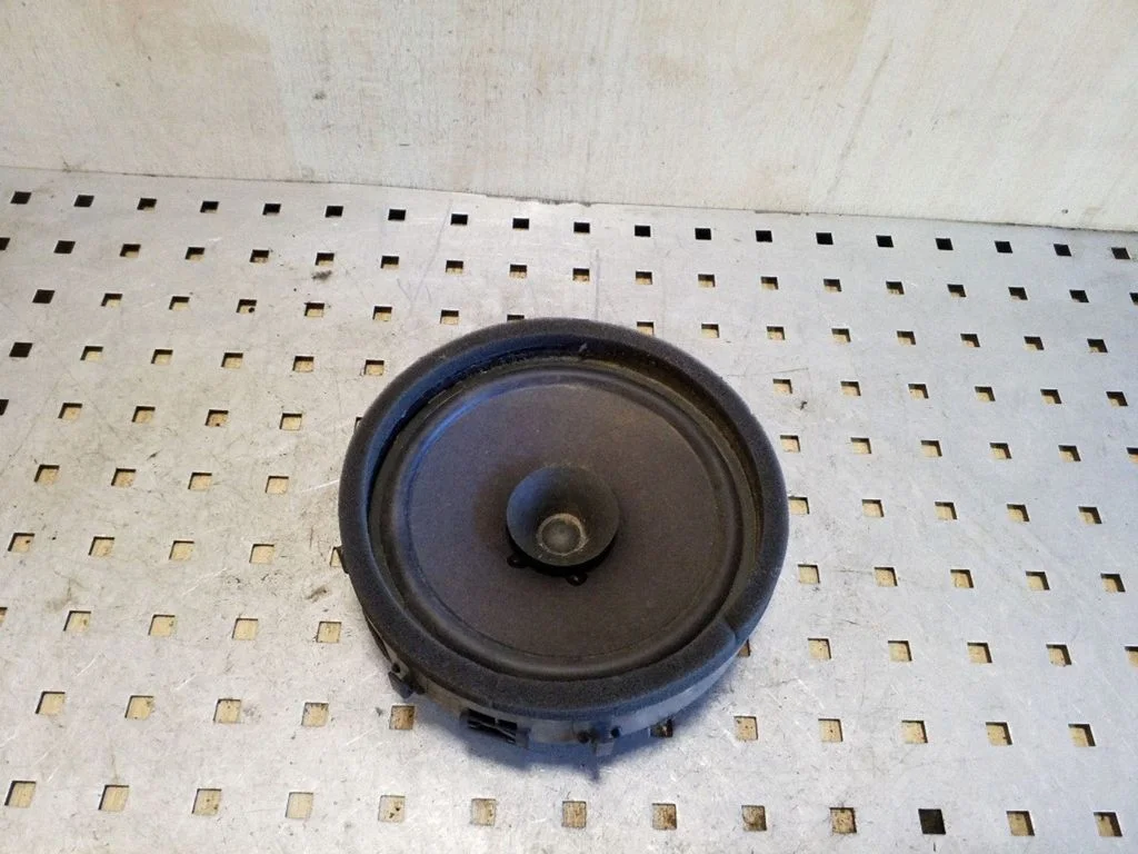 Skaļrunis (-ņi) priekšējās durvīs 8720A017