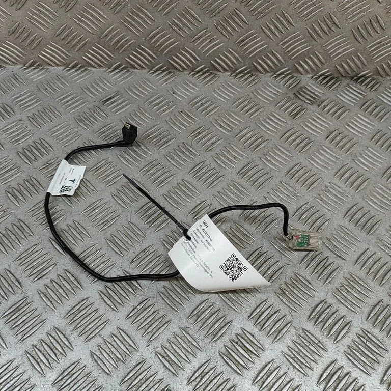USB ligzda – Tesla Model S (2012-)