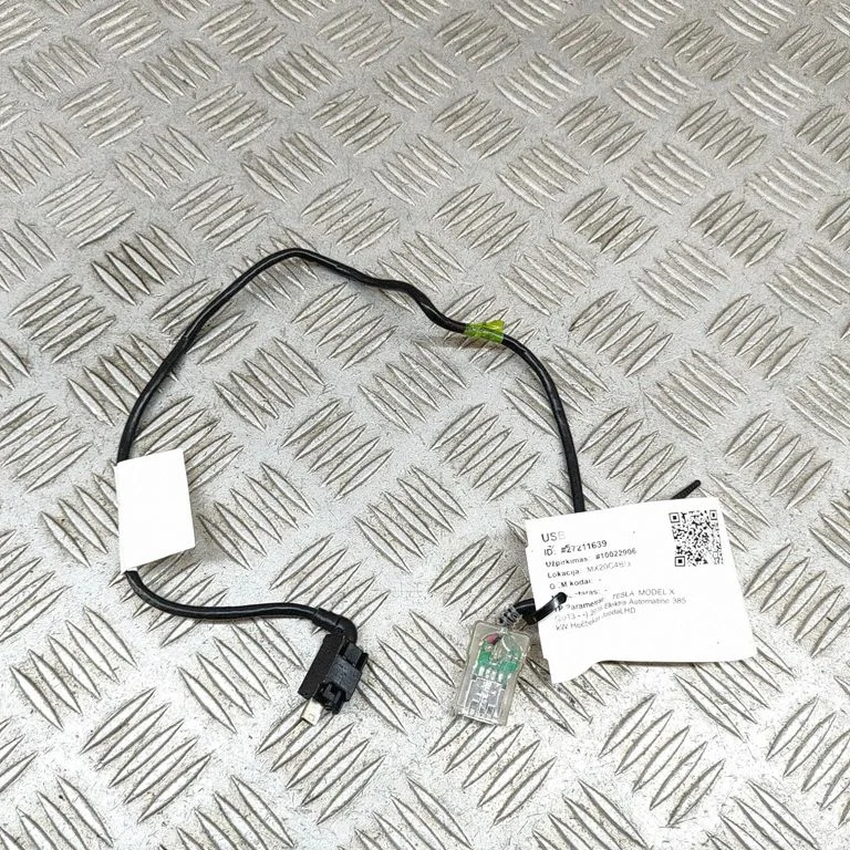 USB ligzda – Tesla Model S (2012-)