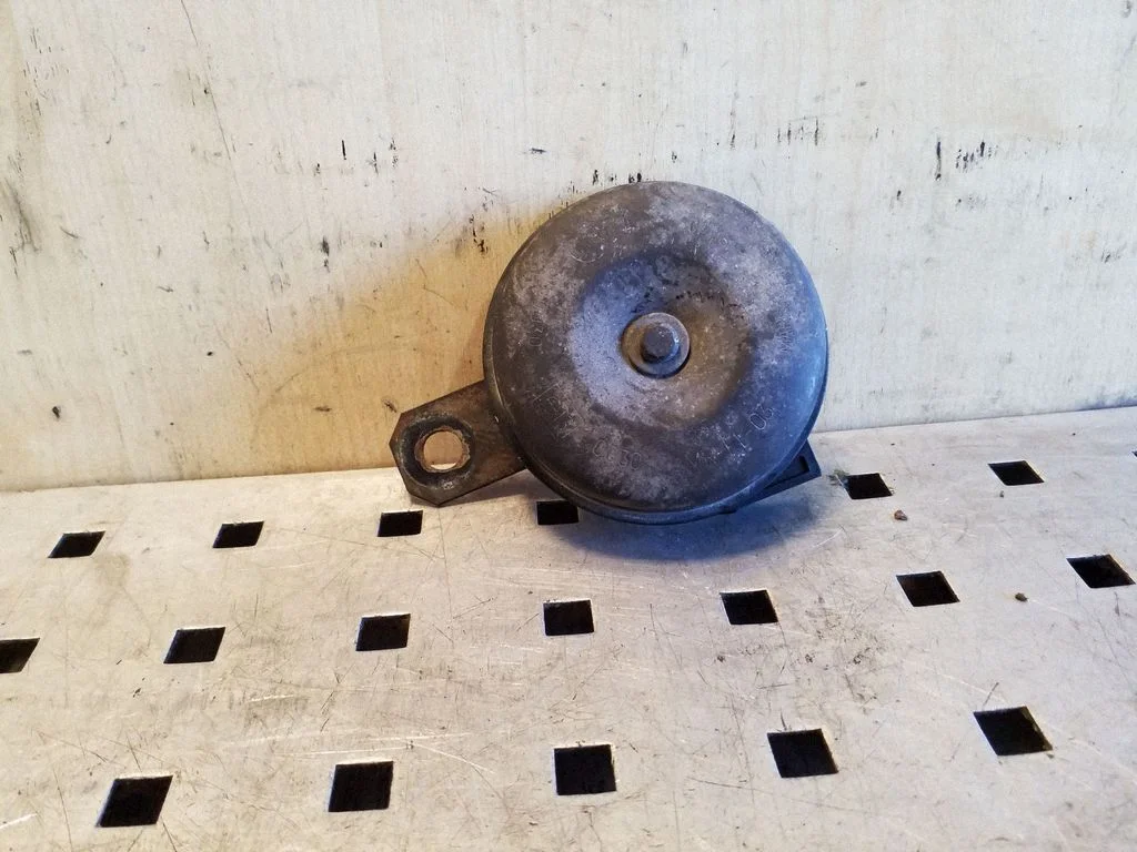 Horn signal – Toyota RAV 4 (XA30) (2006-2016)