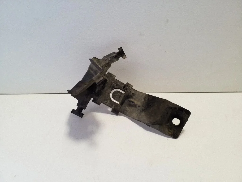 Fuel filter bracket/mount holder 2H0131563G