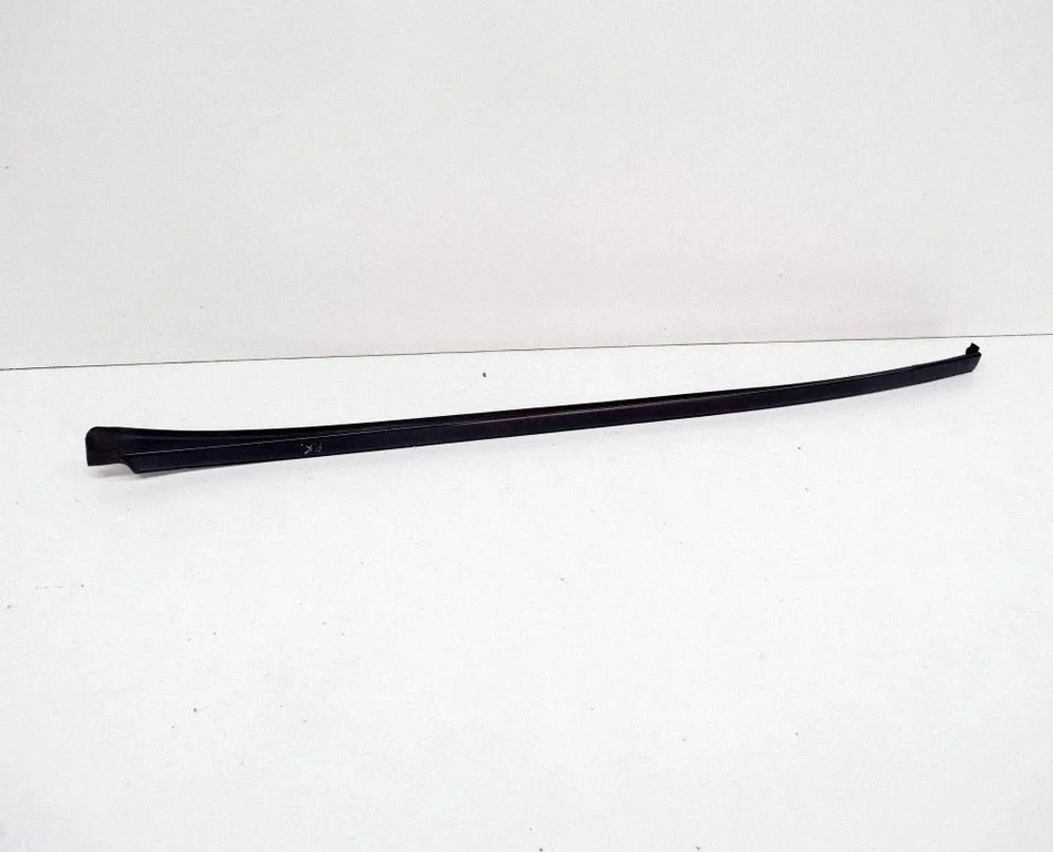 Windshield trim – left