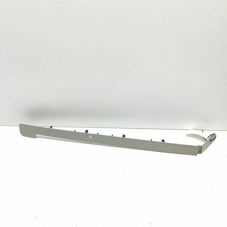 Moldings uz aizmugurējā spārna 98186878