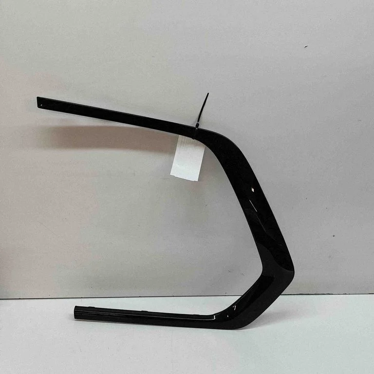 Moldings uz aizmugurējā spārna 7444125