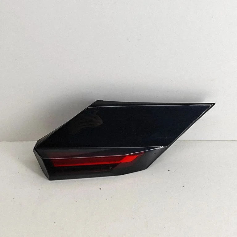 Moldings uz aizmugurējā spārna 9835109680