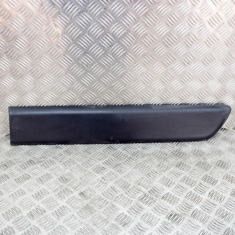 Moldings uz aizmugurējā spārna 8200077546